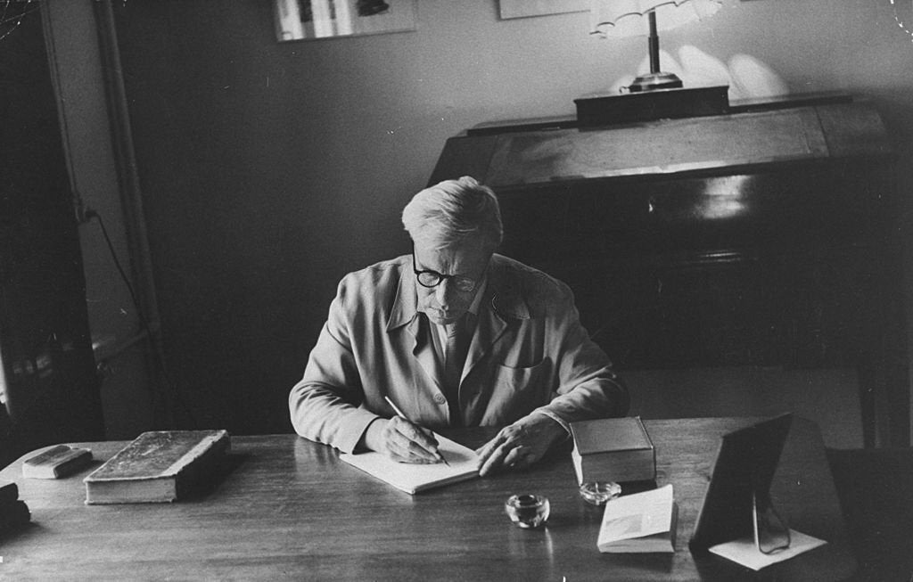 autore russo letteratura boris pasternak seduto alla scrivania