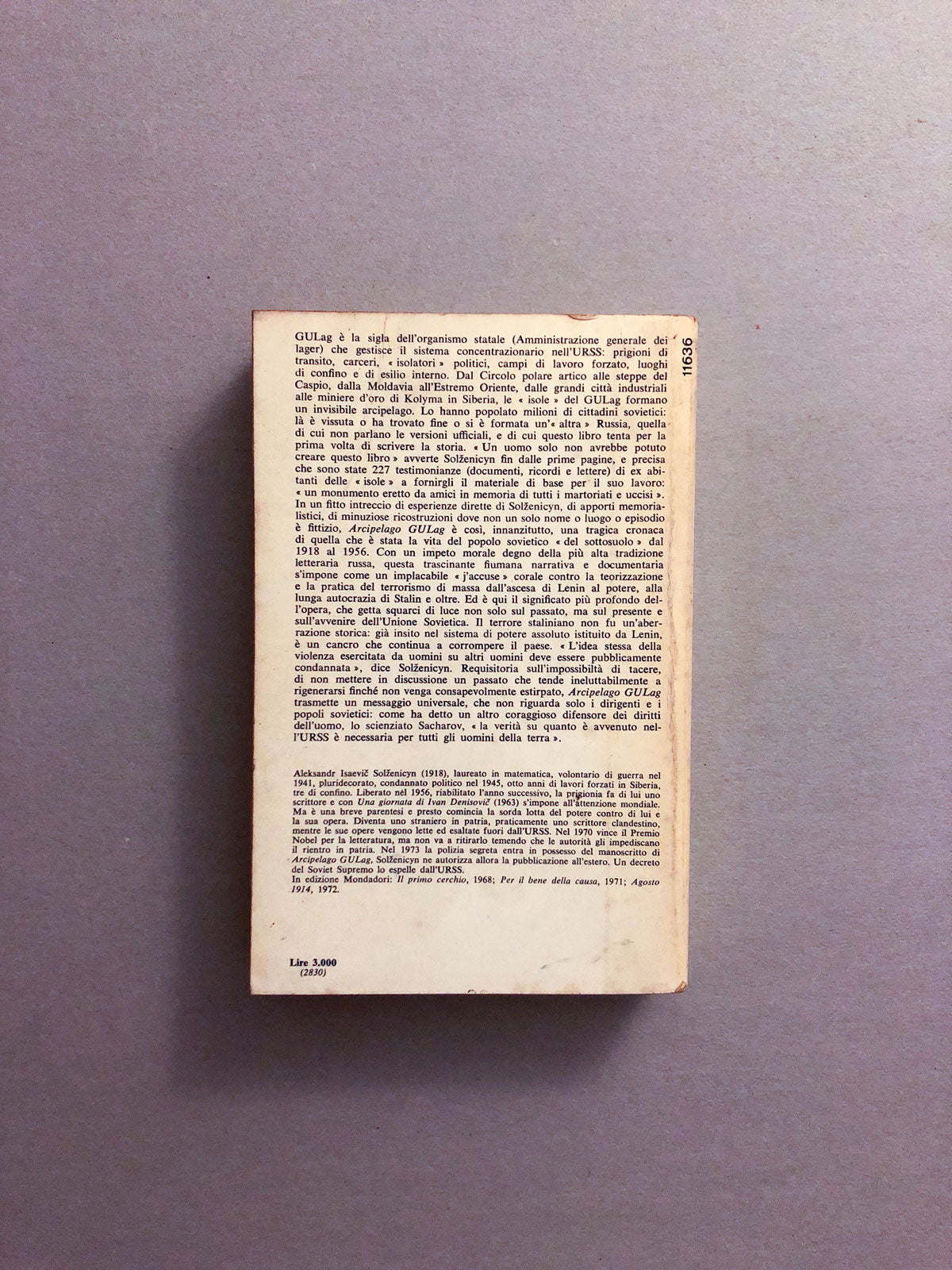 libro-arcipelago-gulag-solzenicyn-mondadori-copertina-retro