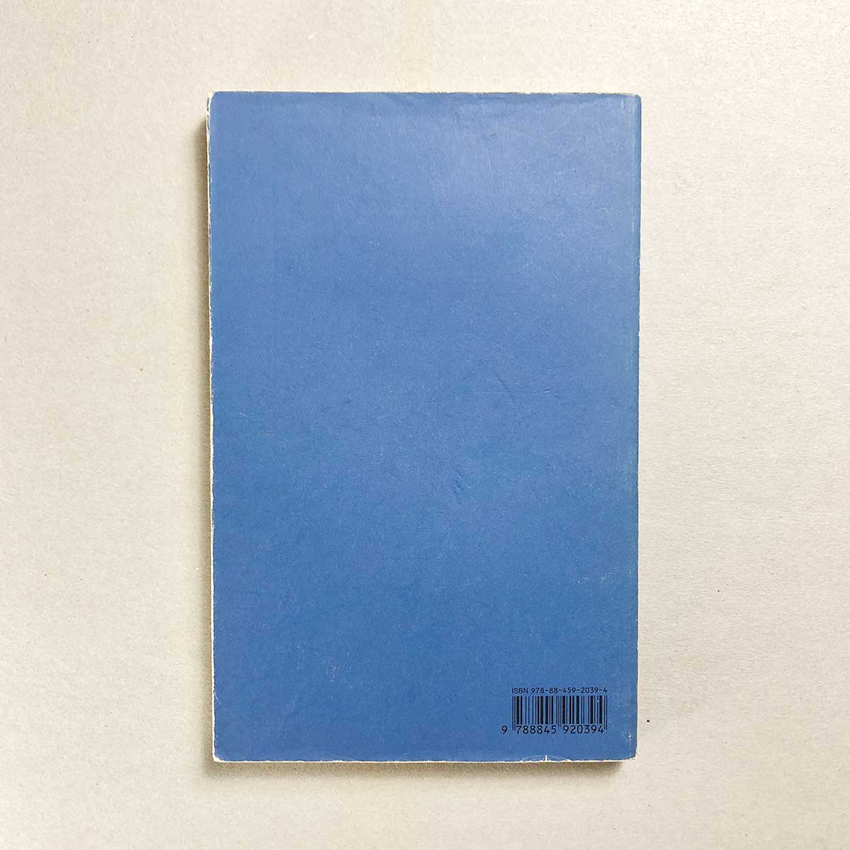 libro-la-vedova-scalza-salvatore-niffoi-adelphi-retro-copertina